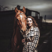 portrét dievča s koñom, dramatické svetlo